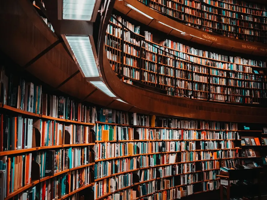 Archives papier classées sur des étagères
