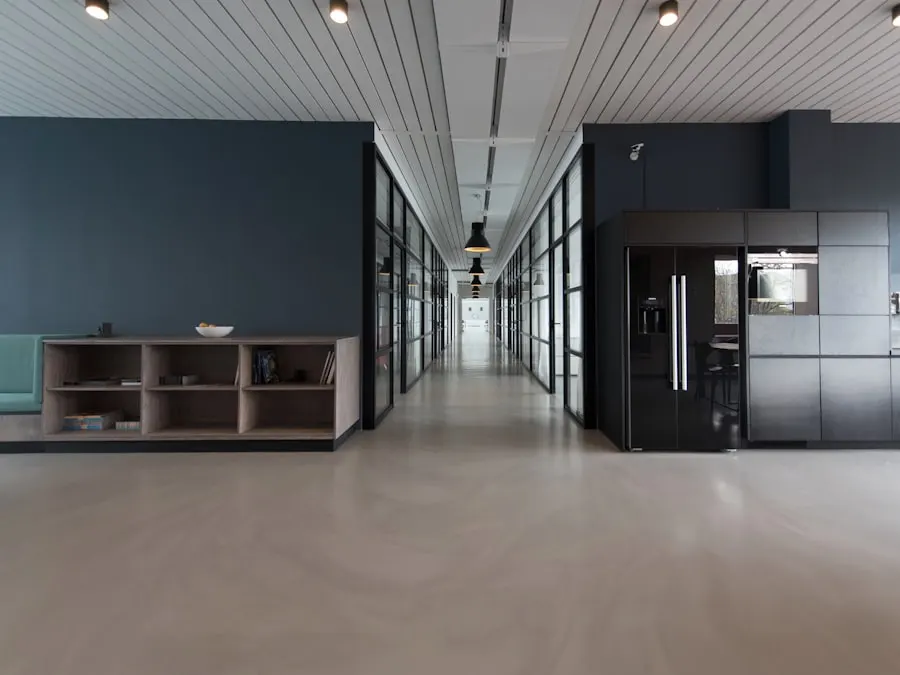 Couloir et espace de bureaux moderne
