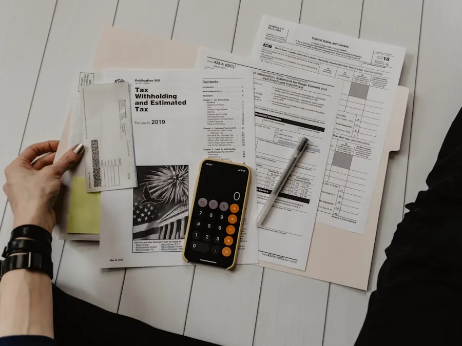 Documents comptables, calculatrice et bloc-notes sur un bureau