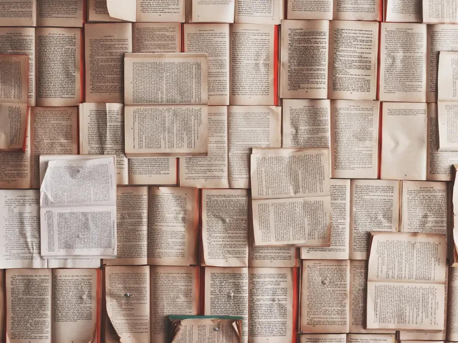 Étiquettes et fiches d'index sur un mur de tri