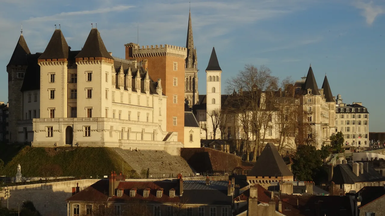 Vue de Pau, capitale du Béarn et préfecture des Pyrénées-Atlantiques