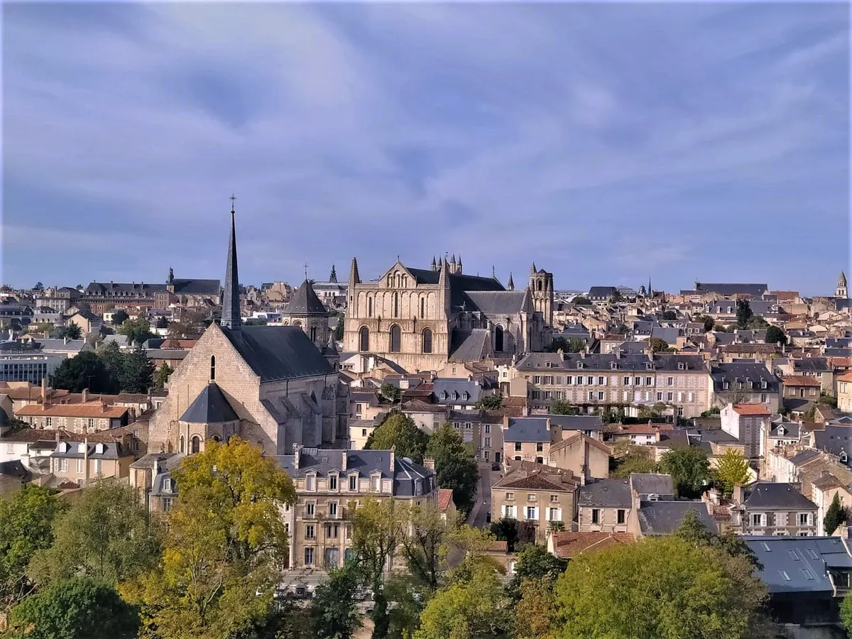 Vue de Poitiers, préfecture de la Vienne