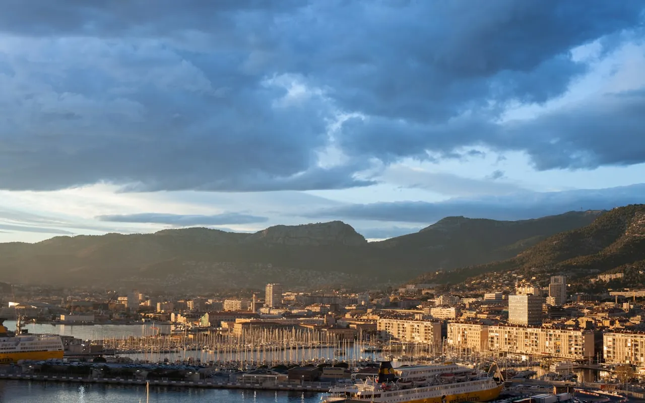 Vue de Toulon, préfecture du Var et premier port militaire d'Europe